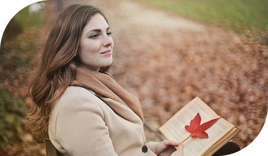 book-reader жена чете книга